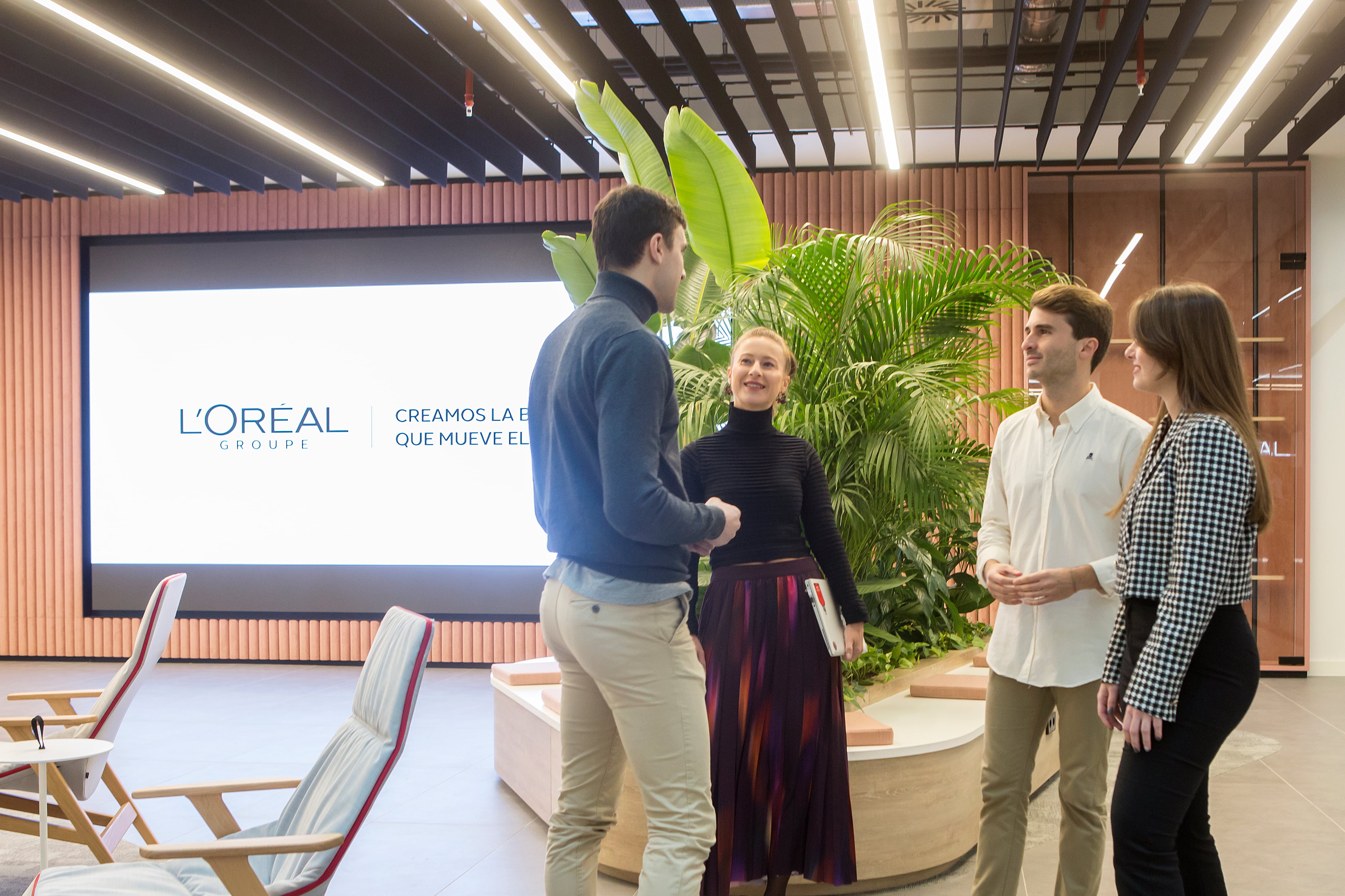 El papel de la tecnología en el desarrollo profesional y el bienestar laboral de los jóvenes